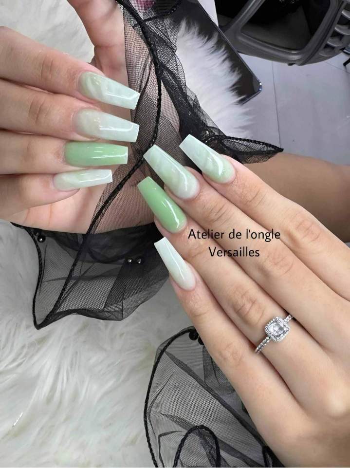 Extensions de faux ongles à Versailles