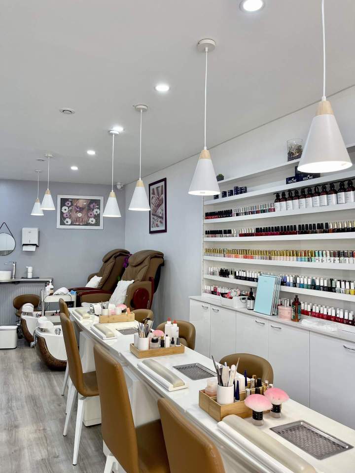 Pose d'ongles en résine Versailles