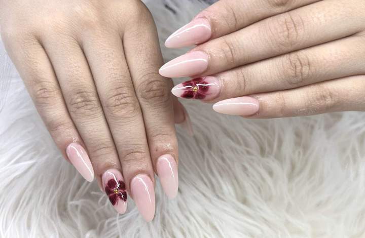 Des faux ongles en résine et en gel